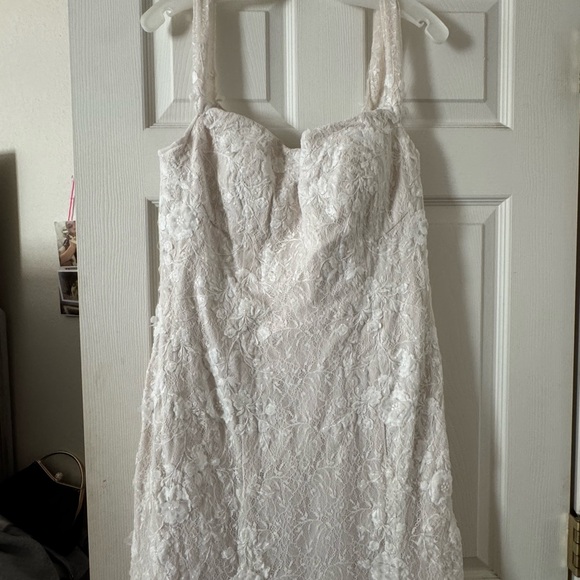 Elegant Lace Sleeveless wedding dress - Picture 2 of 15